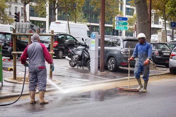 bir hortum ile yıkama inşaat işçileri tarafından sokak temizliği