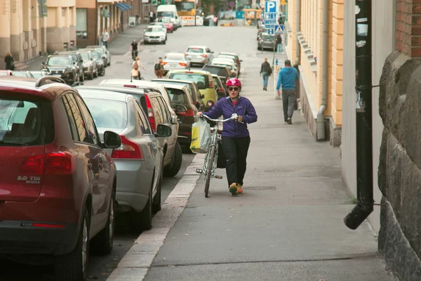 도시 거리에서 자전거 타기 — 스톡 사진
