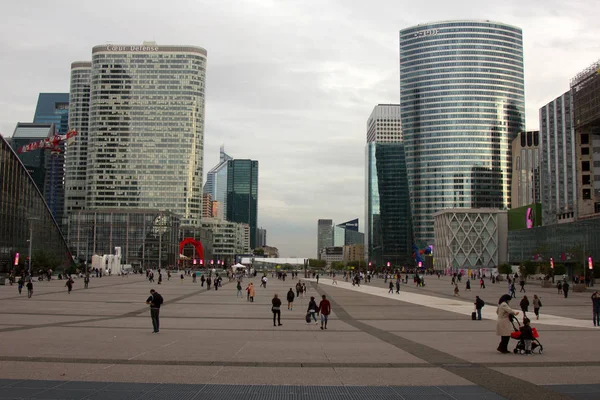 Kardeşlik meydanı, paris