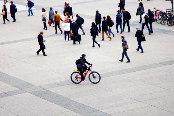 Eine bunte Menschenmenge auf dem Pariser Platz der Brüderlichkeit — Stockfoto