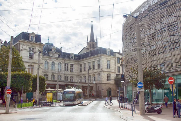 Bir tramvay ve yayalar ile Limoges eski ilçe