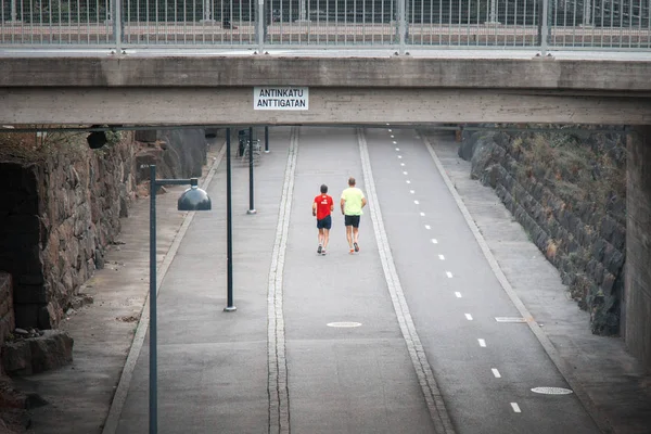 Yukarıdan şehir merkezi görünümünde bisiklet yolu üzerinde koşu