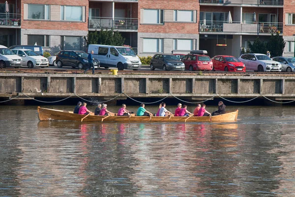 Geleneksel Fin teknesi, çok koltuklu kano