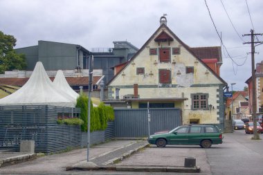 İki katlı evlerin eski rahat sokak, çiçek yatak