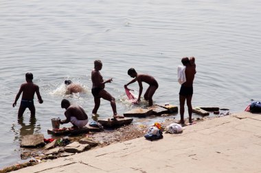 Kutsal basamaklarda hayatın günlük resmi (Gathas)