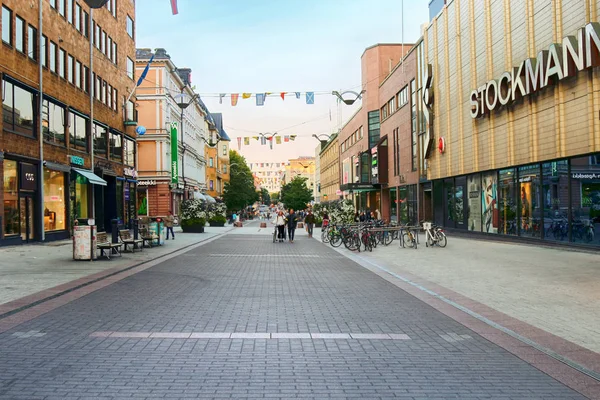 Calles y grandes tiendas del centro de Helsinki, Stockmann — Foto de Stock