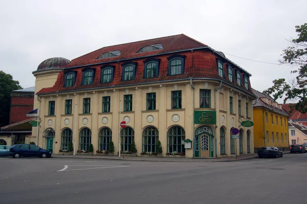 İki katlı evlerin eski rahat sokak, kafeterya