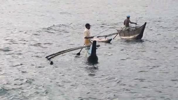 Hombres locales de Ceilán (sinhalese) pesca en barco nativo bastante estrecho — Vídeo de stock