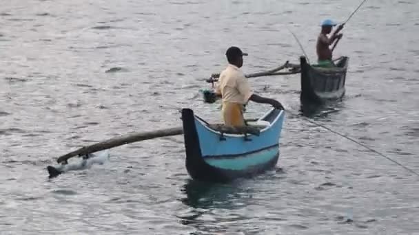Hombres locales de Ceilán (sinhalese) pesca en barco nativo bastante estrecho — Vídeos de Stock