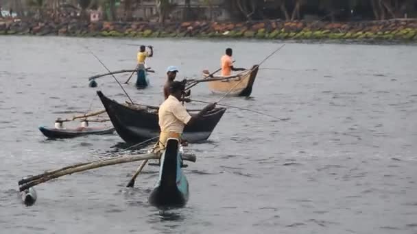 Lokale Ceylon mannen (sinhalese) vissen op inheemse nogal smalle boot — Stockvideo