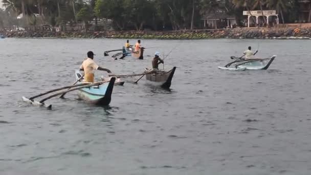 Lokala Ceylon män (sinhalese) fiske på inhemska ganska smal båt — Stockvideo