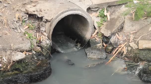Odtok odpadní vody z obytného bloku — Stock video