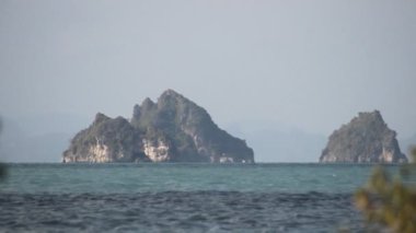 Tropikal Tayland adası yakınlarındaki kayalıklar