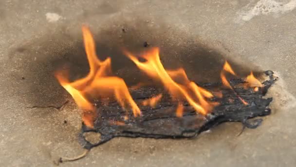 Burning a medical mask with a cleansing decontaminate fire. — Stock Video