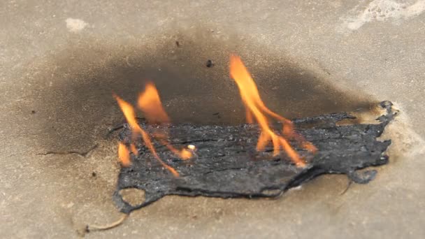 Brûler un masque médical avec un nettoyant décontaminer le feu . — Video