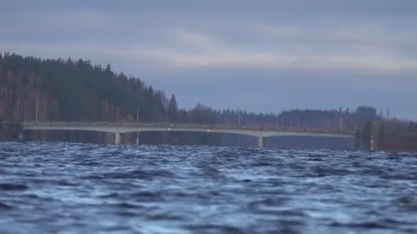 Pipeline sur chevalet, et l'aqueduc sur la rivière Nord 