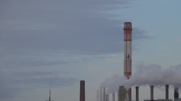 Thick clouds of dirty smoke from plant pollute atmosphere. — Stock Video