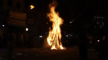 Büyük ateşe karşı insan silueti.