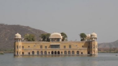 Man Sagar Gölü 'ndeki Su Sarayı (Jal Mahal). Jaipur, Rajasthan, Hindistan. 18. Yüzyıl.