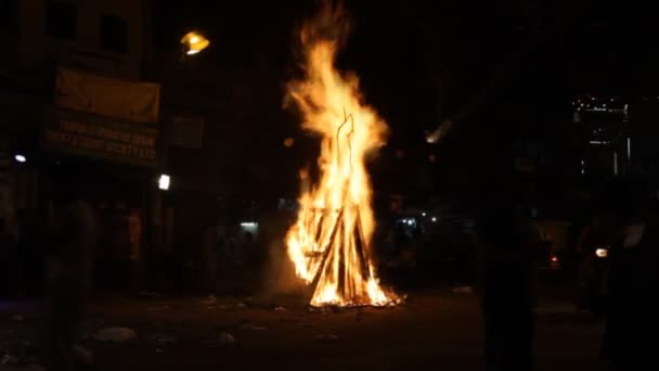 Silueta muže proti velkému ohni. — Stock video