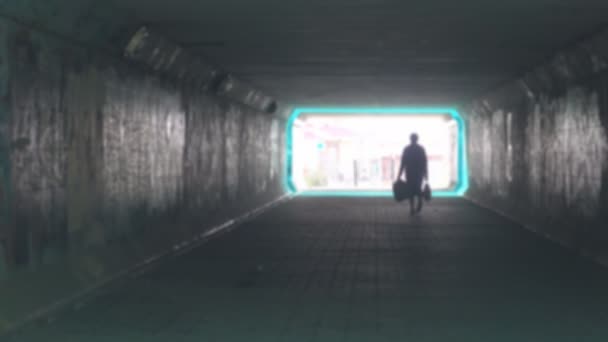 Silhouette de femme dans un passage souterrain sombre. — Video