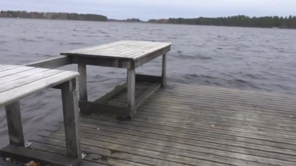 Small floating boat docks on the water — Stock Video