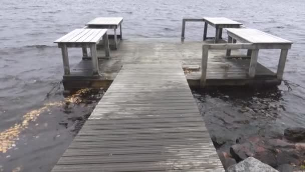 Pequeños muelles flotantes en el agua — Vídeos de Stock