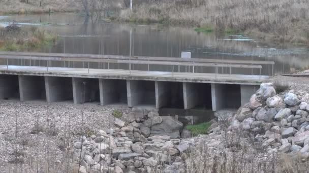 Estructura hidráulica en un pequeño río . — Vídeos de Stock