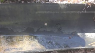 Yol kavşağının yakınındaki beton kanalizasyon.