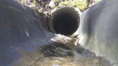 Yol kavşağının yakınındaki beton kanalizasyon.