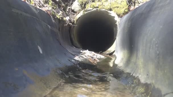 Dränering betong dike nära väg utbyte — Stockvideo