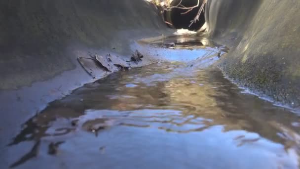 道路交汇处附近的排水混凝土沟渠 — 图库视频影像