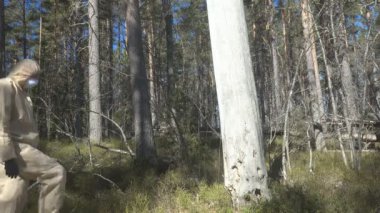 Koruyucu giysili adam, ormanda maske.