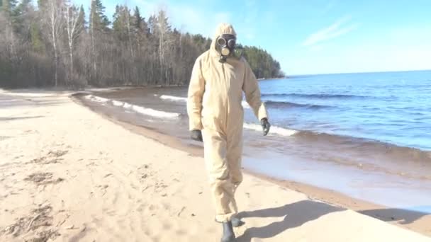Arzt läuft am Strand entlang und erzählt wichtige Informationen — Stockvideo