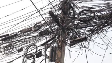 Bir direğin üzerindeki elektrik kablolarının akıl almaz karışıklığı