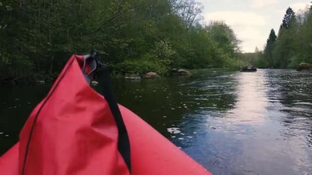 Res på en röd uppblåsbar kajak på vårälven — Stockvideo