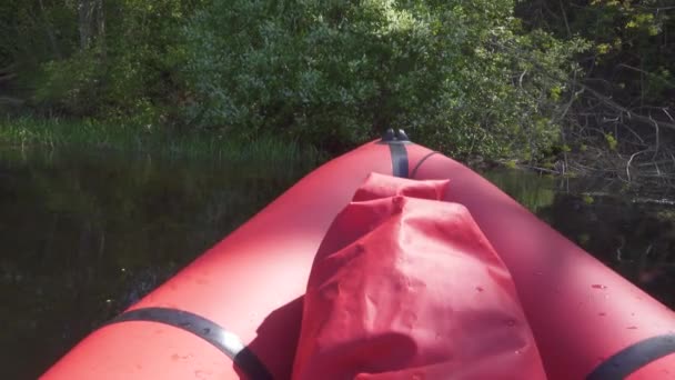 Travel on a red inflatable kayak on the spring river — Stock Video