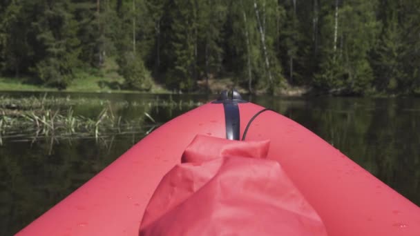 Travel on a red inflatable kayak on the spring river — Stock Video