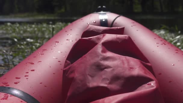 Travel on a red inflatable kayak on the spring river — Stock Video