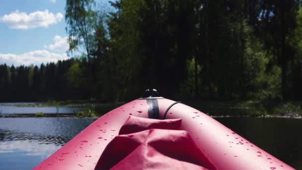 Bahar nehrinde kırmızı şişme bir kanoyla seyahat et. — Stok video