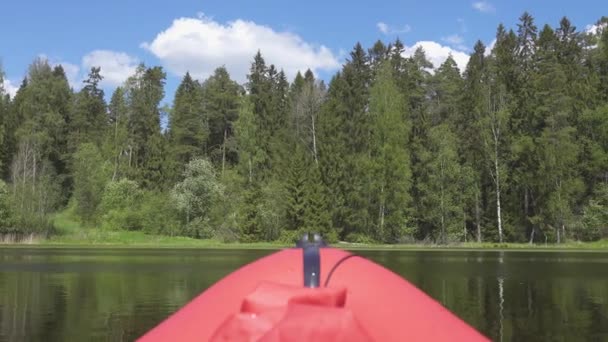 Utazás egy piros felfújható kajakon a tavaszi folyón — Stock videók