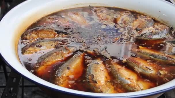 O peixe cozinha-se no óleo vegetal fervente — Vídeo de Stock