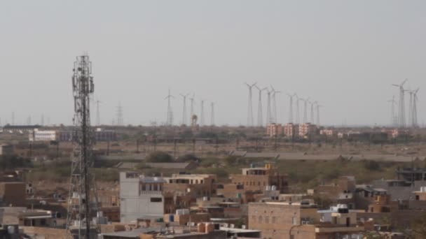 Ville dans le désert avec des rangées d'éoliennes — Video