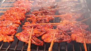 Biber soslu tavuk pişti.