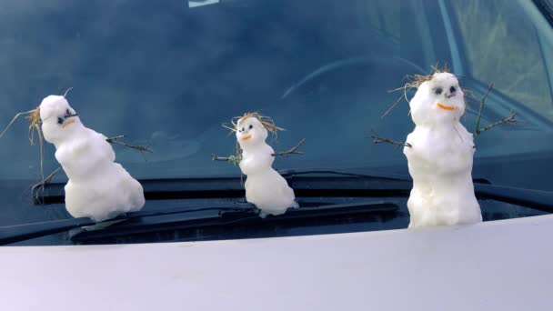 család igazi hóember szélvédőn autó