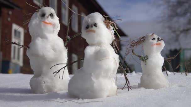Historia de primavera de la familia de muñecos de nieve — Vídeos de Stock