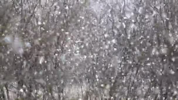 Τρύπα, πυκνό χιόνι πέφτει νιφάδα-νιφάδα — Αρχείο Βίντεο
