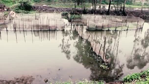 Los pescaderos están obstruidos con basura plástica. — Vídeos de Stock