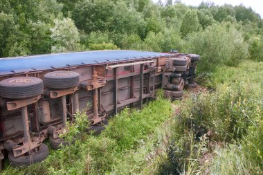 Otoyolda kaza oldu. Kamyon devrildi ve hendekte yatıyor..