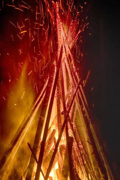 Element Fire Huge Night Fire Holiday Dance Sparks Pyromania Zoroastrianism — Stock Photo, Image